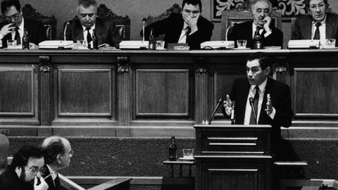 Camilo Nogueira, no antigo Parlamento de Galicia, no salón de Fonseca, interpelando a Albor a Barreiro Rivas
