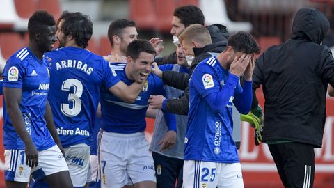 Diegui sonríe al ser felicitado por sus compañeros en El Molinón