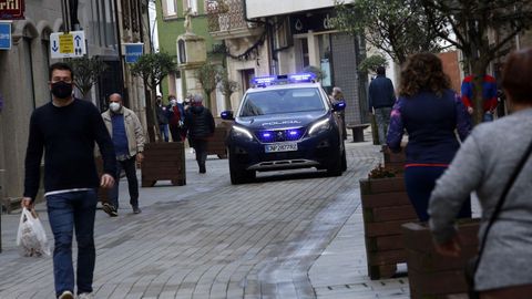 Un coche de la Policía Nacional, patrullando una calle de Ribeira