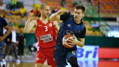 El duelo de bases fue clave. Sabat (Girona) ayudó mucho a su equipo pero no anotó la canasta final