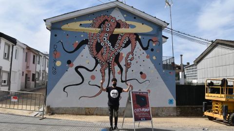 Davixino, de Burela, confeccionou o mural «A Polveira», na Ronda de Fingoi.