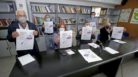 Miembros de asociaciones vecinales, partidos y sindicatos integrados en la plataforma SOS Sanidade Pública de Pontevedra presentaron este lunes una protesta