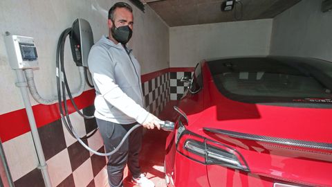 Francisco Vidal pone el enchufe de su casa al servicio de otros conductores de forma gratuita.