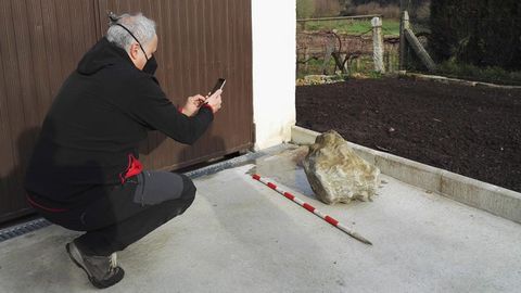 El capitel, de la época tardorromana, fue recuperado en una huerta de una casa particular del municipio de Valga