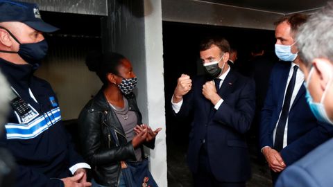 Macron y el alcalde de Montpellier, durante su visita al suburbio de La Mosson