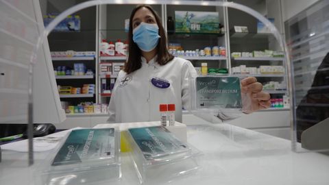 Kits para la detección del covid-19 que han comenzado a entregar entre adolescentes de 12 a 17 años en las farmacias de A Coruña. En la imagen, la farmacia Ventura