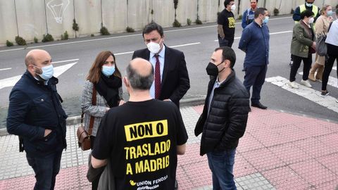 La alcaldesa, Inés Rey, y el presidente de la Diputación de A Coruña, Valentín González Formoso (en el centro), acudieron este lunes a la sede de Naturgy en la avenida de Arteixo para apoyar a los trabajadores concentrados en protesta por la intención de la compañía de cerrar el centro y trasladarse a Madrid
