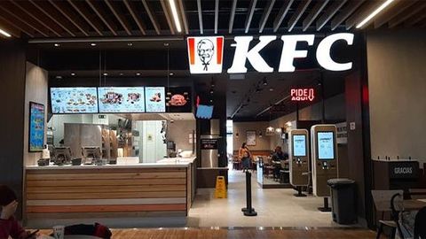 Interior del local de KFC abierto en Parque Principado