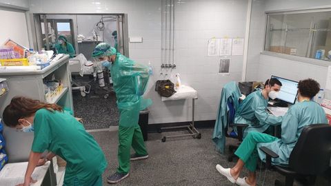 Médicos residentes trabajando en el Chuac en una foto de archivo