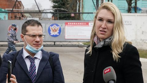 Los médicos de Navalni, el cardiólogo Yaroslav Ashijmin y Anastasia Vasilyeva, hablan con la prensa tras negarsele la entrada al hospital del penal IK-3.