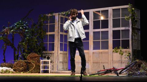 Náufragos Teatro pone en escena «Karelu» en el Gustavo Freire.