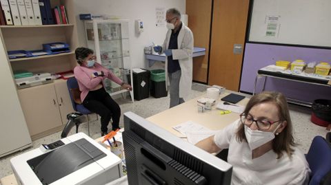 Una mujer se dispone a ser vacunada en una de las consultas de medicina preventiva del hospital de Monforte