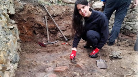 Cristina Incio participa na nova campaña de escavacións arqueolóxicas que se leva a cabo nas ruínas da casa de Repil