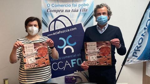 La responsable de la delegación local de la AECC, Nieves Moreda, y el presidente del ACIA-CCA, José Carlos Paleo