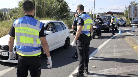 Control de la Policía Local en el acceso a Ares, en mayo, al poco de levantarse el primer estado de alarma