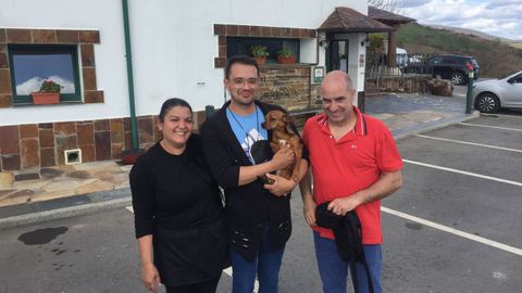 Gratziela junto a su hijo Álex y su marido José Luis Fernández, delante del restaurante Casa Aira Padrón, en Samos