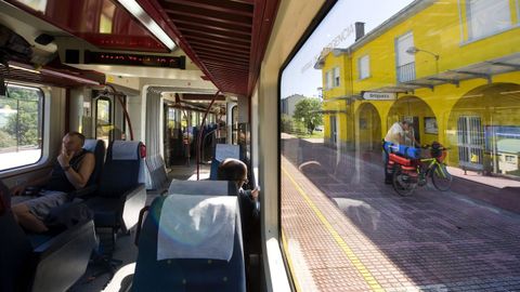 El ferrocarril de ancho métrico, en la estación de Ortigueira, en una fotografía de archivo