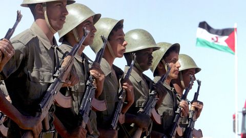 Foto de archivo de soldados saharauis en un desfile en Tifariti