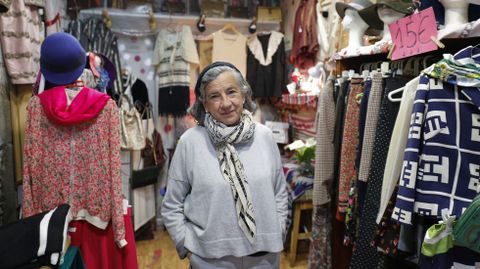 Lourdes García reabría este mes Naftalina, tras unos meses de parón. La dueña de la tienda «vintage» que más tiempo lleva abierta en Santiago (sus inicios se remontan al 2002, aunque cambió de ubicación y estuvo un tiempo cerrada) dice que «caza tesoros» donde puede y compagina esta actividad por las mañanas con las clases particulares que imparte por las tardes