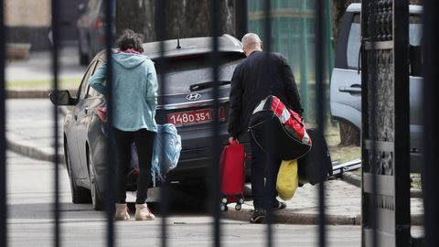 Diplomáticos checos expulsados abandonan su embajada en Moscú el pasado lunes con destino a Praga