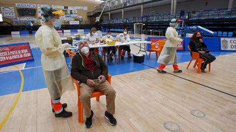 El cribado para personas de 50 a 64 años que concluye este viernes en el pabellón de A Raña, en Marín