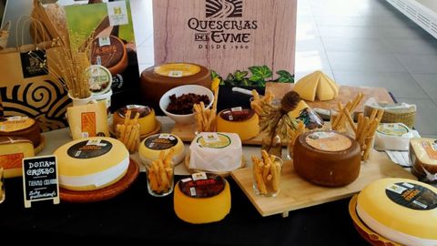 Exposición de quesos de la marca Queserías del Eume, con más de 60 años de historia