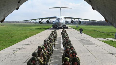 Soldados rusos suben abodo de un aviónde transporte, en el aeropuerto del puerto marítimo de Azov, durante las maniobras militares.
