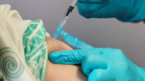 Una mujer es inoculada con una dosis de la vacuna contra el coronavirus en Oviedo