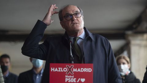 El candidato del PSOE a la Presidencia de la Comunidad de Madrid, Ángel Gabilondo, ayer, en una visita a Alcalá de Henares