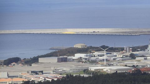 El molino de viento marca la situación de las propiedades de Inditex en el polígono, y al fondo el dique del puerto exterior de A Coruña