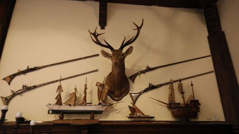 Objetos de caza y maquetas de barcos que se exhiben en las paredes del pazo de Meirás