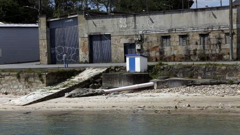 La nave, con dos portalones, tiene acceso directo a la ría frente a la fachada