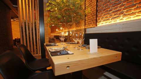 La madera es el material predominante en Sibuya Urban Sushi Bar