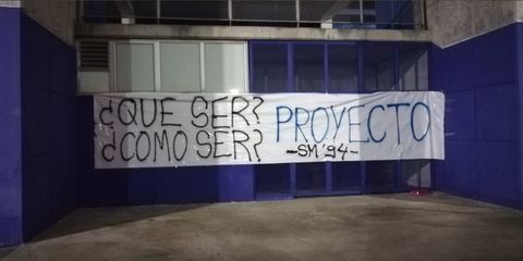 Pancarta colocada por Symmachiarii en el Carlos Tartiere