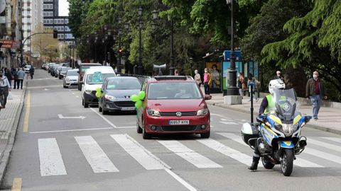 Varias caravanas de coches procedentes de varios puntos de Asturias confluyeron este viernes en el centro de Oviedo