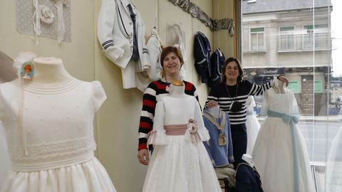 Las hermanas Natalia (derecha) y Susana Barreiro empezaron el mes pasado a vender los primeros trajes y vestidos de primera comunión para este año, en el que muchos niños tendrán la celebración que no pudieron en el 2020. En el Comercio de Pazos, con 89 años de historia, aseguran que hay lugar en el mercado para las pequeñas y grandes empresas. «Gracias a los clientes pasados, presentes y futuros nosotros seguimos aquí», destaca Natalia