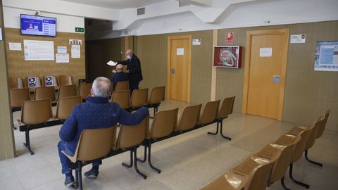 Usuarios, en el centro de salud Virxe Peregrina, de Pontevedra