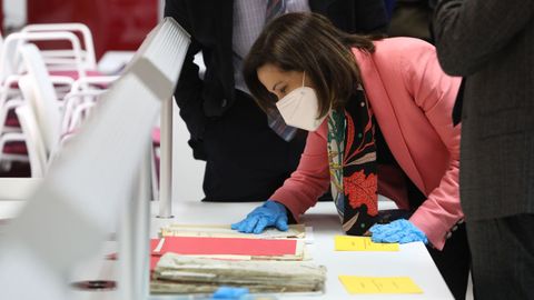 La ministra de Defensa, Margarita Robles, este viernes, durante su visita al Archivo Militar