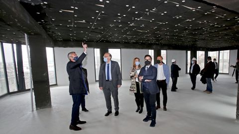 El vicepresidente de la Xunta, Alfonso Rueda, y el rector de la Universidade de Vigo, Pachi Reigosa, este viernes, durante la visita a las obras del edificio de Benito Corbal