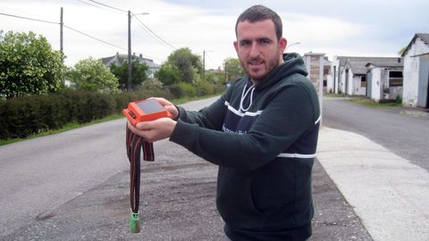Elio López muestra uno de los dispositivos diseñados en su empresa