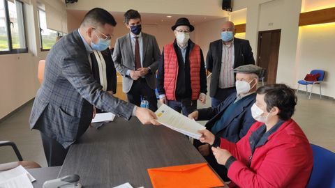 El conselleiro de Medio Rural, a la izquierda, durante el acto de entrega de títulos en Abadín