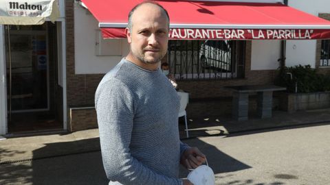 Pedro Riopedre va a comprar a Cangas, a casi una hora en coche.
