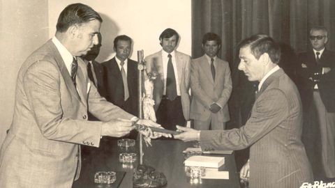 Martínez, en el centro y al fondo (el más alto), en una imagen tomada en 1971 en el Concello, en la toma de posesión del alcalde Juan Insua