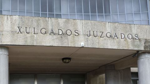 El juicio contra el abogado denunciado por una clienta se celebró en la sección compostelana de la Audiencia Provincial
