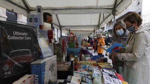 Numerosos ourensanos compraron en la carpa del Paseo por el Día del Libro