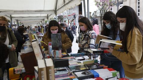 Numerosos ourensanos compraron en la carpa del Paseo por el Día del Libro