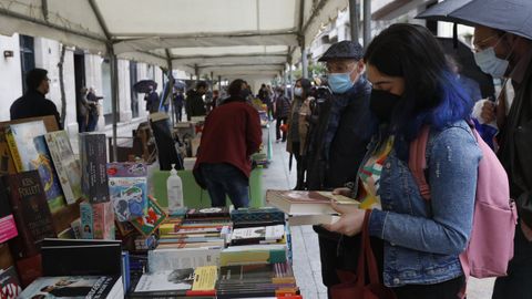 Numerosos ourensanos compraron en la carpa del Paseo por el Día del Libro