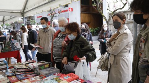 Numerosos ourensanos compraron en la carpa del Paseo por el Día del Libro