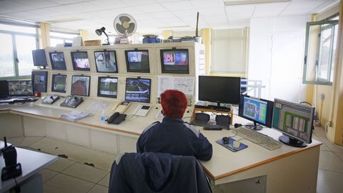 Sala principal de seguridad del penal coruñés.