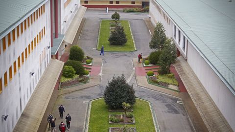 Uno de los accesos ajardinados entre edificios.